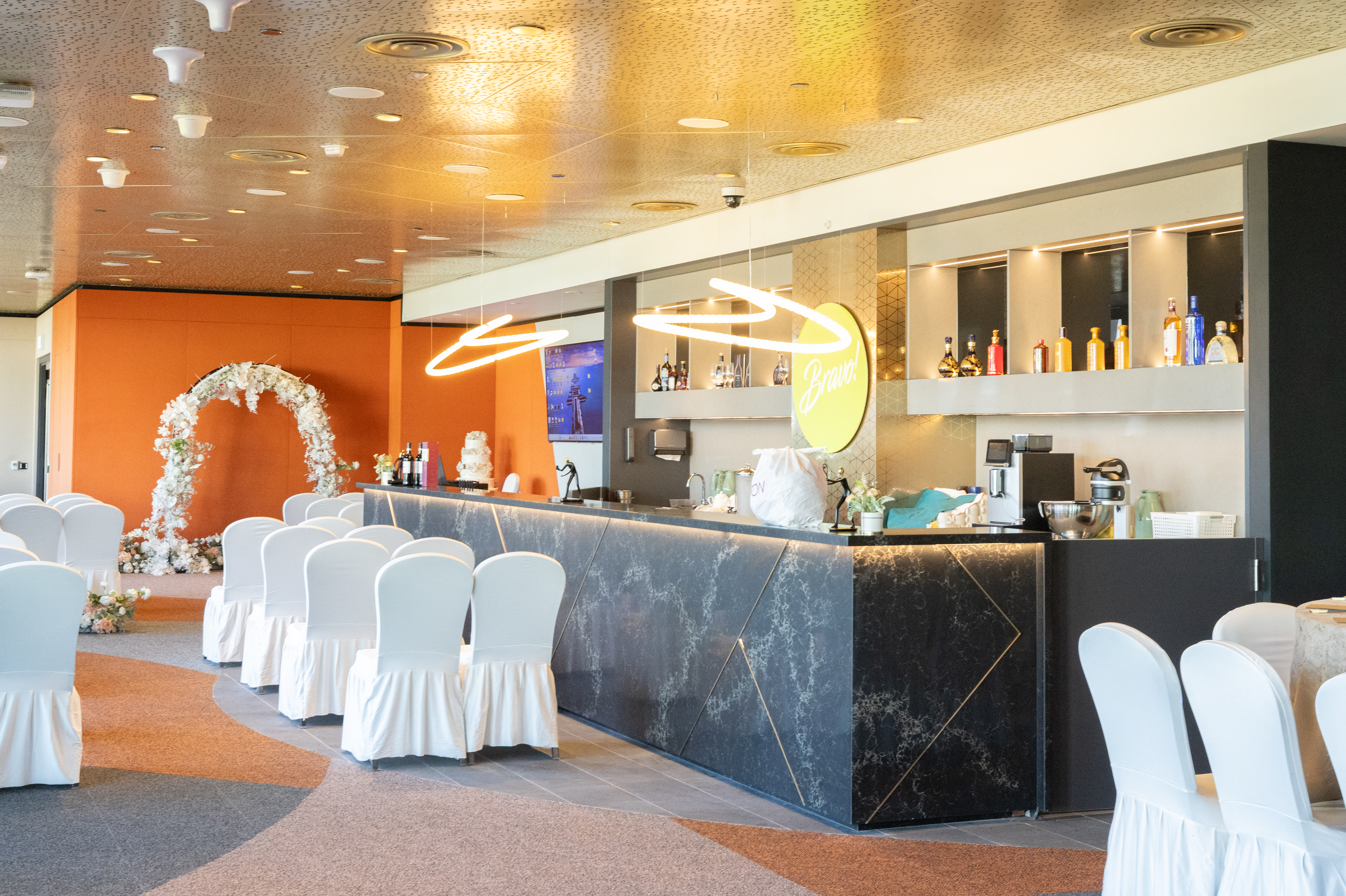 <div>Bravo VIP Lounge</div><div></div><div>
                       位於啟德體育園包廂，180度廣闊草地景觀。午間時段陽光灑落草地，影相特別有活力。室內設計時尚型格，適合追求個性化風格的新人舉辦午間婚宴。
			</div><div>
			最佳席數: 3-5席<br/>
			Min. Charge : 約$30,000起 (根據不同日子優惠作調整)<br/>
			地點: 香港九龍承啟道38-39號啟德體育園啟德青年運動場2樓<br/>
			</div><div><a data-v="BVL" href="#v_detail" rel="modal:open" href="javascript:;">更多午間婚宴場地相片</a></div>