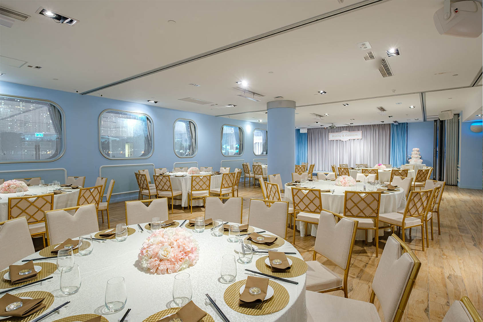 <div>CRUISE88---珊瑚廳</div><div></div><div>
			沙田地標中式石舫，設有5個宴會廳，靈活配合中小型婚宴。預訂珊瑚廳更送戶外花園證婚區，歡迎帶同毛孩一同參與，在河畔美景中留下人寵共融的溫馨回憶。
			</div><div>
			最佳席數: 5-8席<br/>
			Min. Charge : 約$30,000起  (根據不同日子優惠作調整)<br/>
			地點: 沙田大涌橋路55-57號</div><div><a data-v="RA" href="#v_detail" rel="modal:open" href="javascript:;">更多場地相片</a></div>