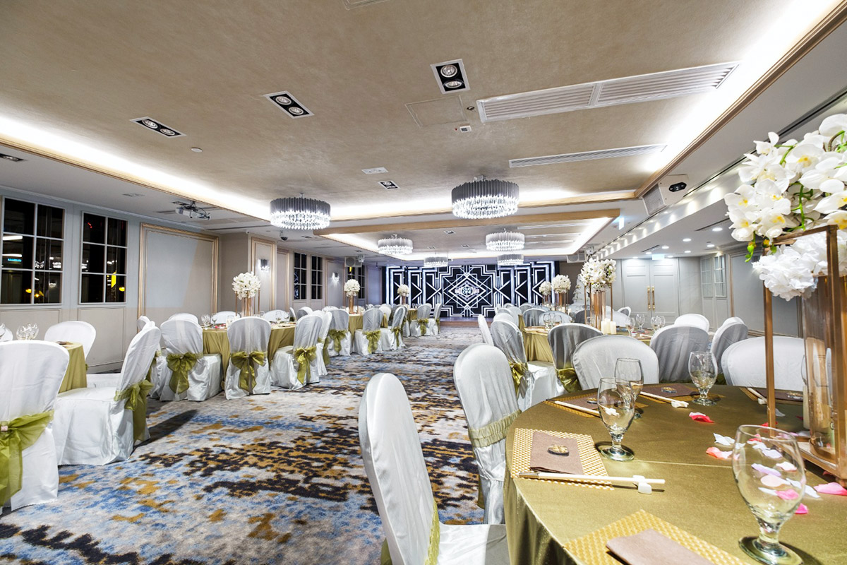 <div>維港皇宴(半島廳)‧The Victoria –Peninsula Ball Room</div><div></div><div>
		    The Victoria位於尖東黃金地段，酒店式大堂設計，小型宴會廳備有獨立出入口，尊貴而私密。場地歡迎寵物參與證婚環節，讓毛孩在維港海景前見證您的重要時刻。
			</div><div>
			最佳席數: 8-12席<br/>
			Min. Charge : 約$48,000起 (根據不同日子優惠作調整)<br/>
			地點: 尖東麼地道68號帝國中心1樓
			</div><div><a data-v="TV" href="#v_detail" rel="modal:open" href="javascript:;">更多場地相片</a></div>